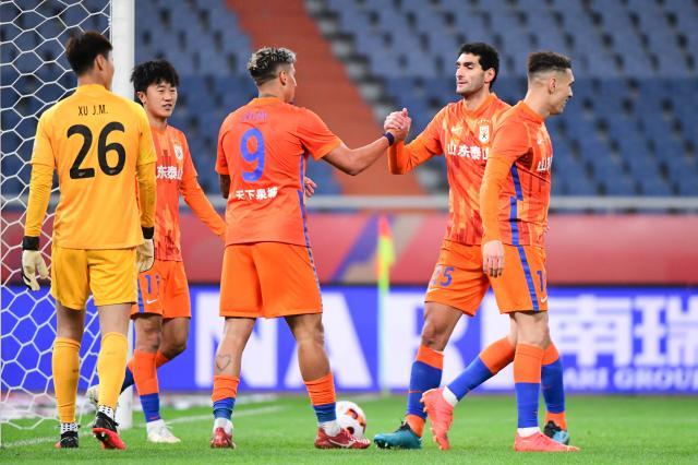 kaiyun-陈蒲闪击克雷桑造俩乌龙 泰山暂登顶争冠已白热化