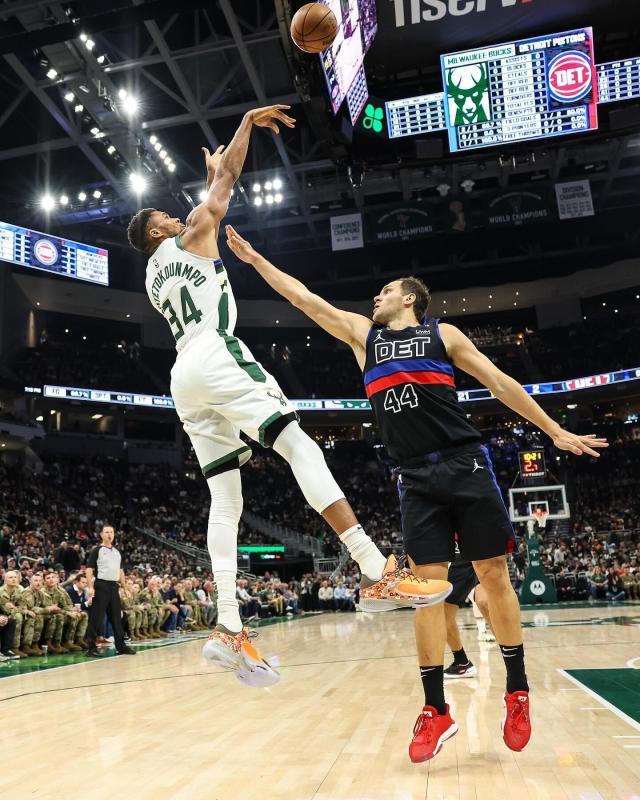 开云官网-雄鹿开季7连胜平队史纪录 字母哥砍30分家常便饭