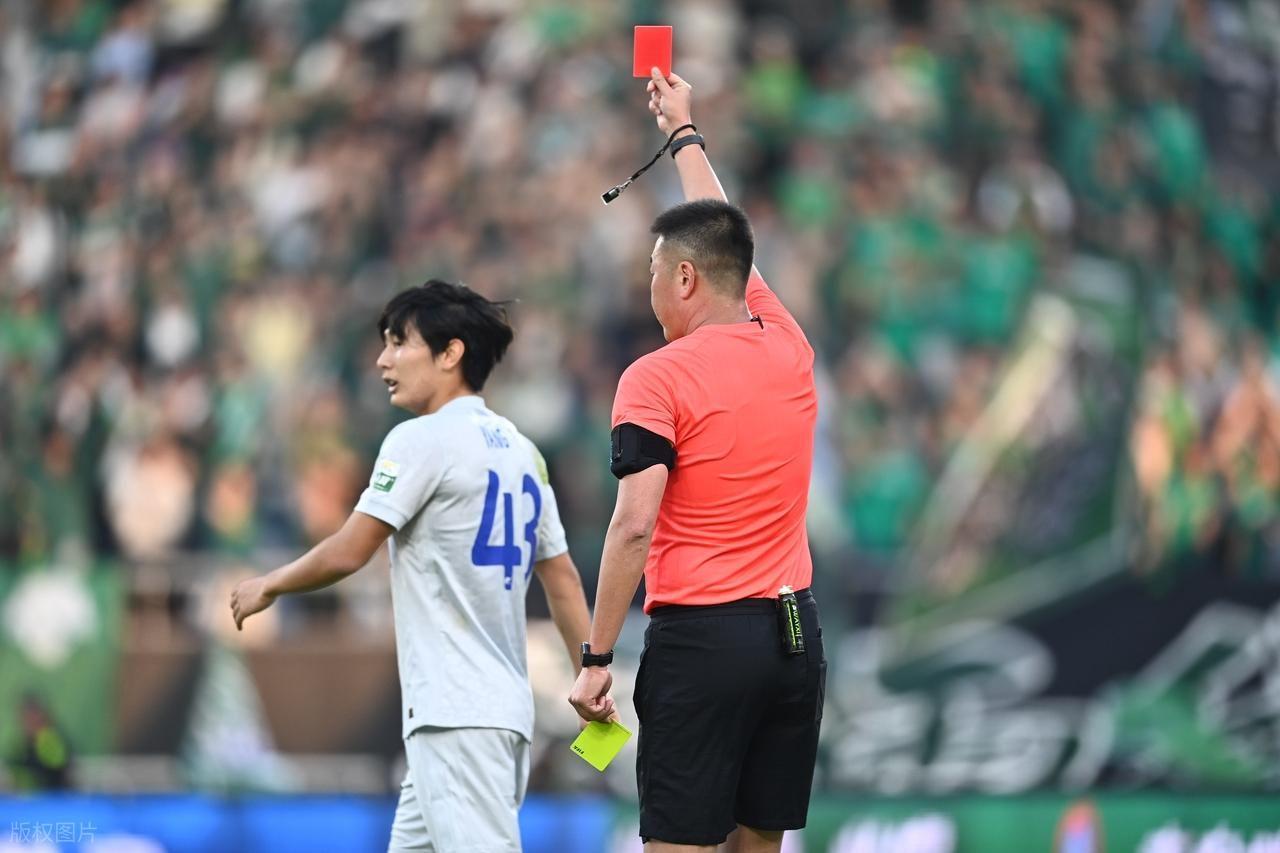 申花1比1战平浙江队，杨皓宇赛后被球迷质疑，直言他以后别上了